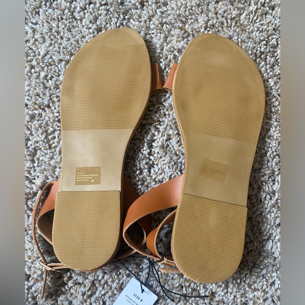 Women’s sandals; new with tags, size 8 - Picture 4 of 4